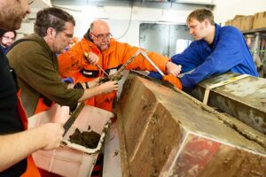 Polarsternfahrtleiter Prof. Dr. Rüdiger Stein und sein Team begutachten im Polarstern-Labor den am Lomonossow-Rücken geborgenen Sedimentkern.