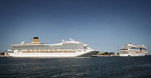 Auch Mehrfachanläufe verschiedener Schiffe der Costa-Gruppe im selben Hafen (im Bild die COSTA FORTUNA und AIDAMAR in Warnemünde) werden zum Zweck der Optimierung von Arbeitsabläufen von Carnival Maritime überwacht.