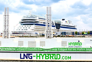 LNG Hybrid Barge „HUMMEL“ und die AIDAsol.