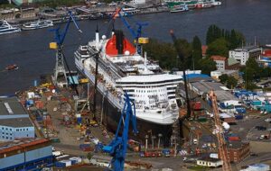 2. Die QUEEN MARY 2 liegt in Europas größtem Trockendock Elbe 17.