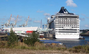 Kreuzfahrtterminal in Hamburg-Steinwerder mit der MSC SPLENDIDA.