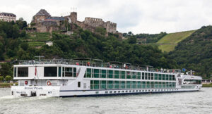 Flusskreuzfahrtschiff vor St.Goar