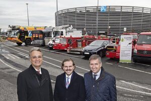 Von links: Staatsrat Andreas Rieckhof, Johannes Lehken (Neste) und Flughafenchef Michael Eggenschwiler. Im Hintergrund die gesamte Dieselflotte des Flughafen Hamburg.