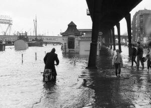 Hamburg Landungsbrücken komplett unter Wasser.