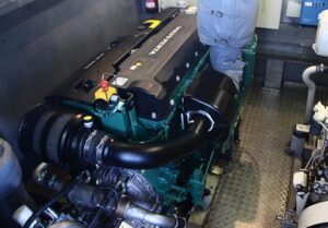 Volvo Penta D13-550 und Bordstromaggregat.