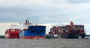 Anlauf großer Containerschiffe im Hamburger Hafen.