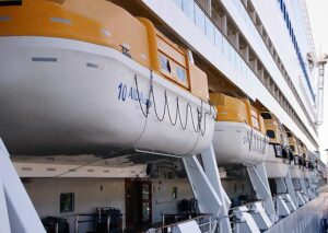 Rettungsboote auf dem Deck 5 der AIDAluna.