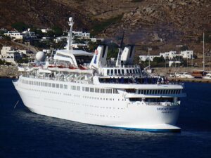 2007 liegt die ehemalige STARWARD als ORIENT QUEEN auf Reede vor Mykonos.