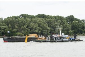 Baggerarbeiten auf der Donau im Bereich Hainburg.