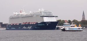 Kreuzfahrtschiff im Seehafen Kiel.