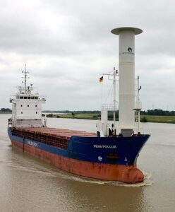 FEHN POLLUX mit ihrem neuen Eco-Flettner auf der Back zu Tests in der Nordsee