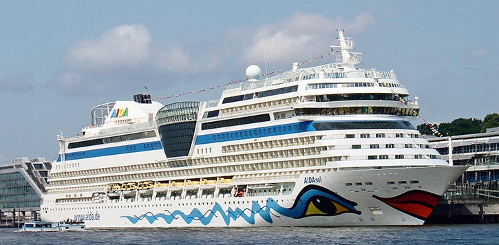 Die AIDAsol am Cruise Center Altona.