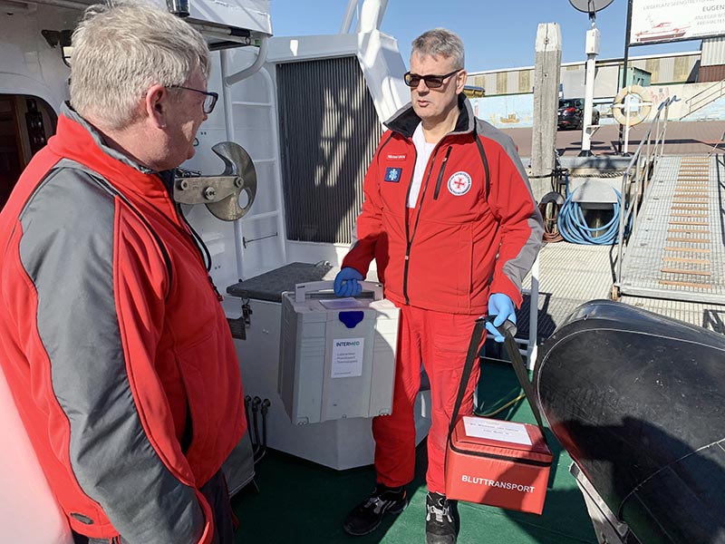 Proben im Hafen von Norderney an Bord des Seenotrettungskreuzers EUGEN. Vormann Peter Henning ist bereit zum Ablegen.